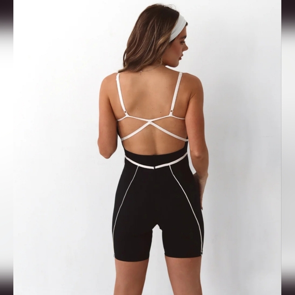 Contrast Piping open back Active Romper - Picture 2 of 3